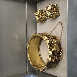 WHITING & DAVIS  Bracelet and matching clip on screw bk earrings